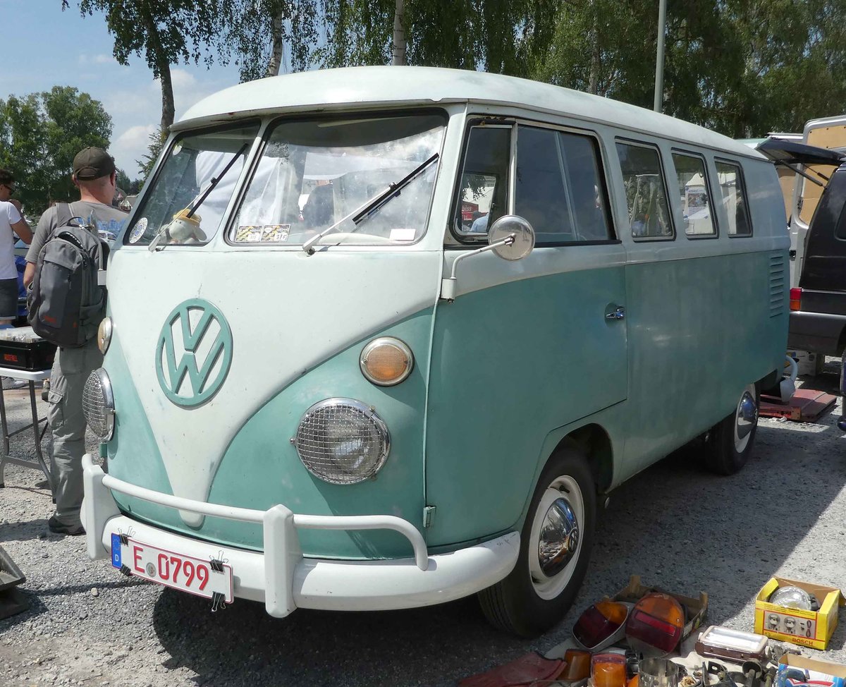 =VW T 1, steht auf dem Ausstellungsgelände in Bad Camberg anl. LOTTERMANN-Bullitreffen im Juni 2019