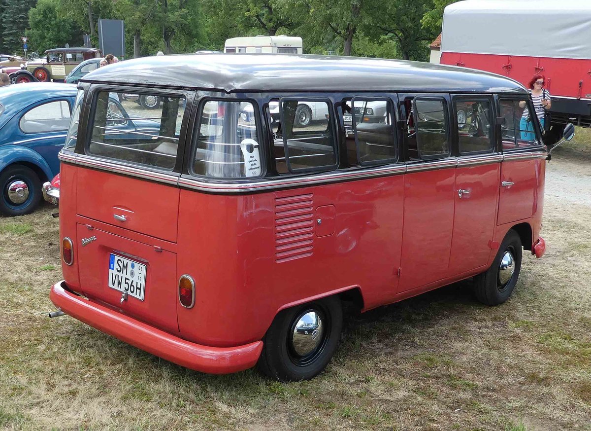 =VW T 1 steht auf dem Austellungsgelände beim Oldtimertreffen in Ostheim, 07-2019