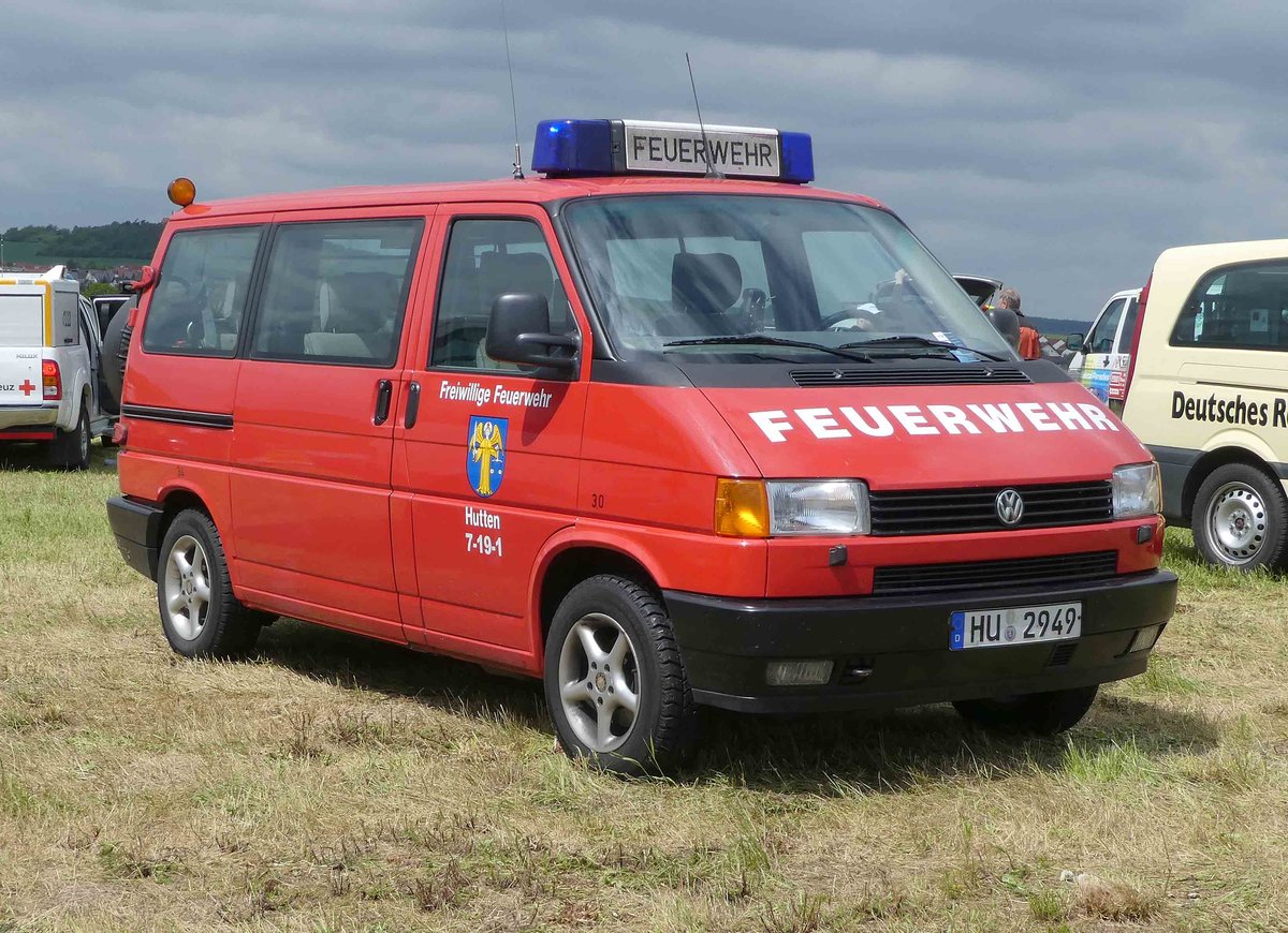 =VW T 4 der Feuerwehr HUTTEN, steht auf dem Besucherparkplatz der Rettmobil 2019 in Fulda, 05-2019
