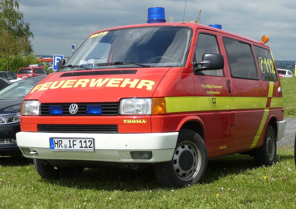 =VW T 4 der Feuerwehr IMMICHENHAIN, gesehen auf dem Besucherparkplatz der Rettmobil 2019 in Fulda, 05-2019