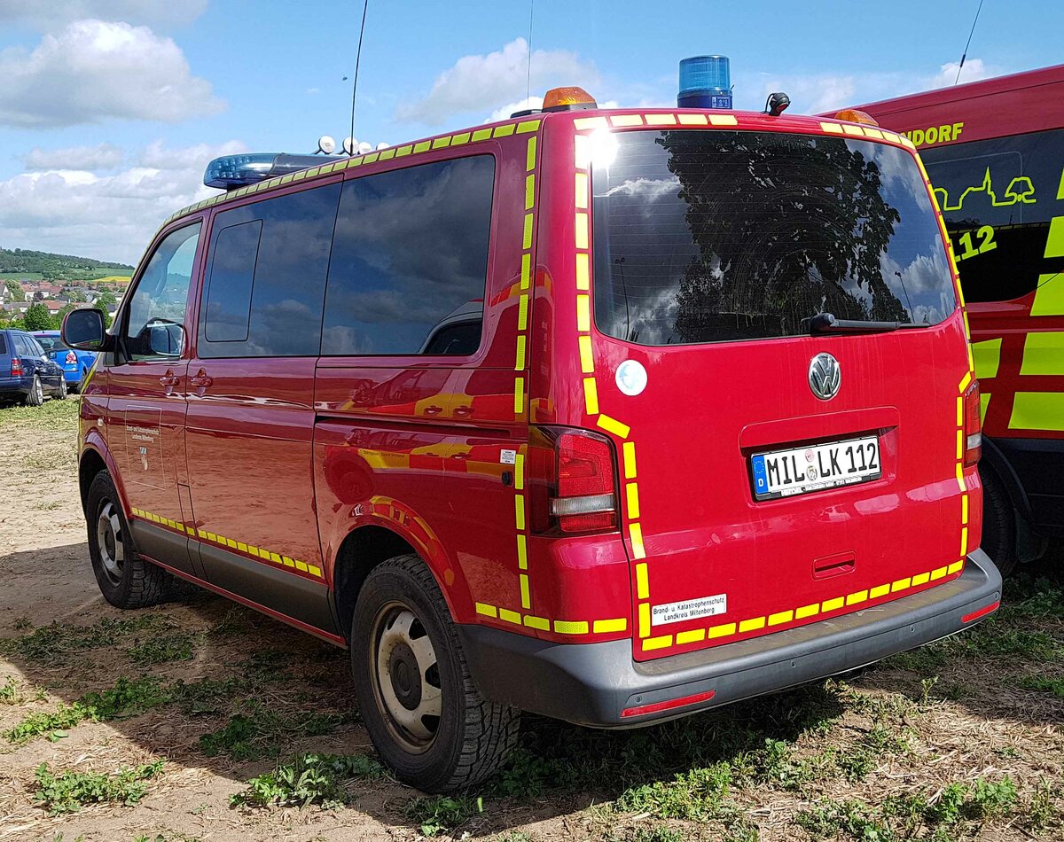 =VW T 5 als Einsatzfahrzeug für den Brand- und Katastrophenschutz des Landkreises MILTENBERG, gesehen auf dem Parkplatz der RettMobil im Mai 2022