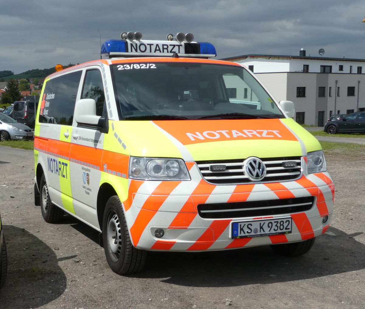 =VW T 5 als Notarztfahrzeug des DRK KV HOFGEISMAR, abgestellt auf dem Besucherparkplatz der Rettmobil 2019 in Fulda, 05-2019