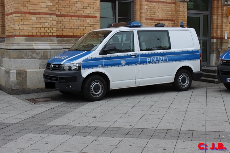 VW T 5 der Bundespolizei. Aufgenommen vor dem Hauptbahnhof in Hannover im Oktober 2014 .