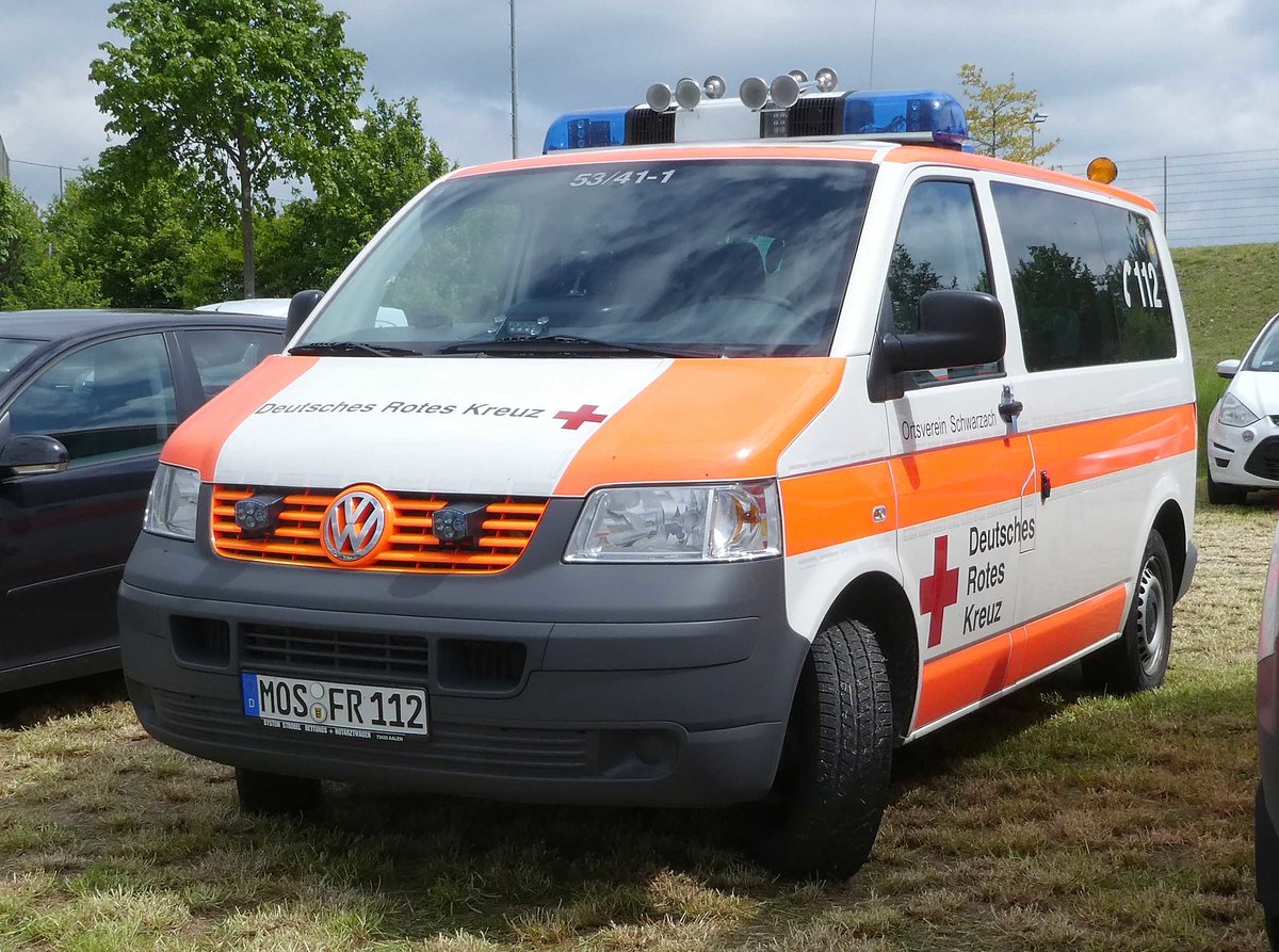 =VW T 5 des DRK OV SCHWARZACH, abgestellt auf dem Parkplatz der Rettmobil 2019 in Fulda, 05-2019