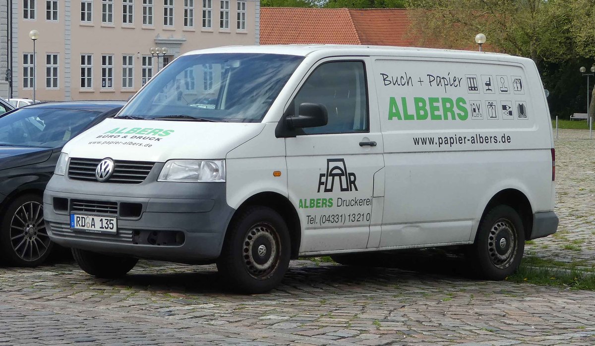 =VW T 5 der Druckerei ALBERS, gesehen im April 2019 in Rendsburg