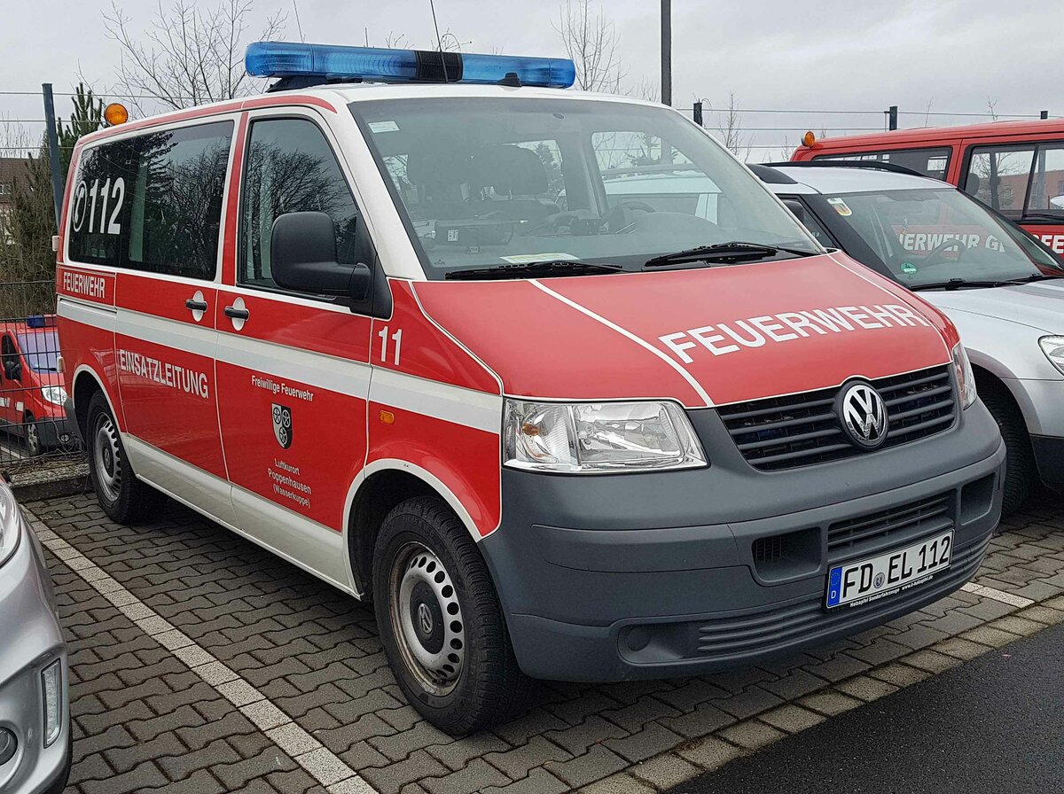 =VW T 5 der Feuerwehr POPPENHAUSEN, steht im Januar 2023 anl. eines Ausbildungsvorhabens an der Feuerwache HÜNFELD MITTE.