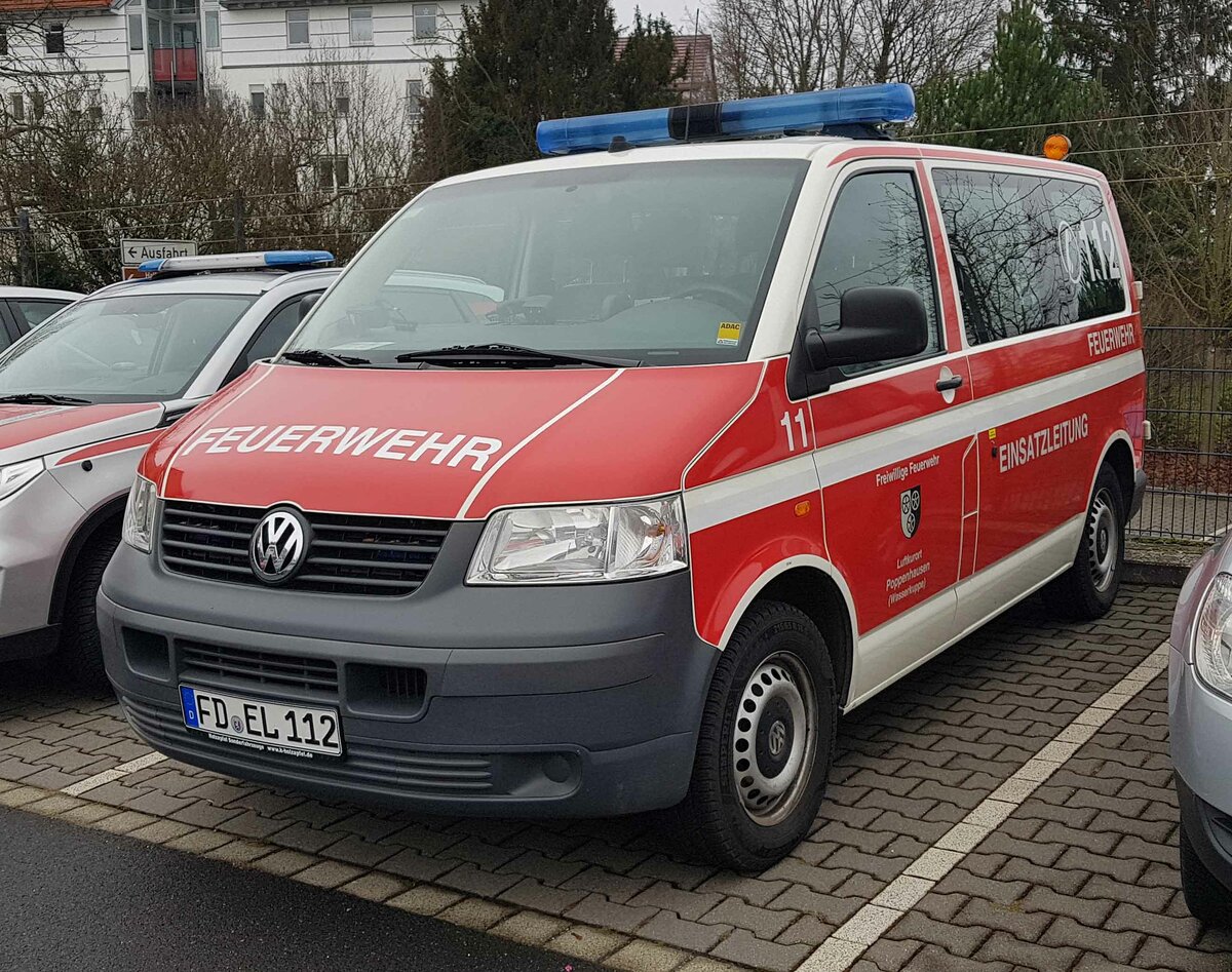 =VW T 5 der Feuerwehr POPPENHAUSEN, steht im Januar 2023 anl. eines Ausbildungsvorhabens an der Feuerwache HÜNFELD MITTE.