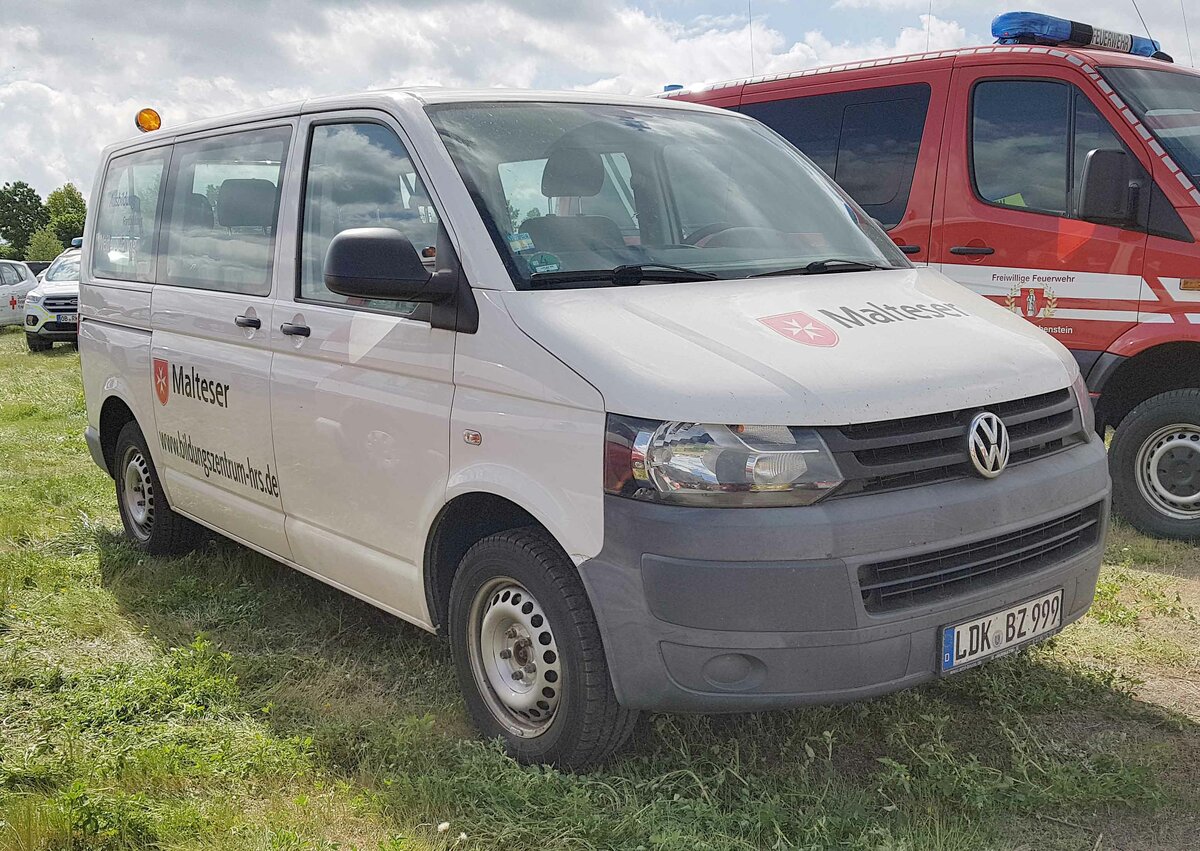 =VW T 5 vom Malteserbildungszentrum HRS abgestellt auf dem Parkplatzgelände der RettMobil 2022 in Fulda, 05-2022