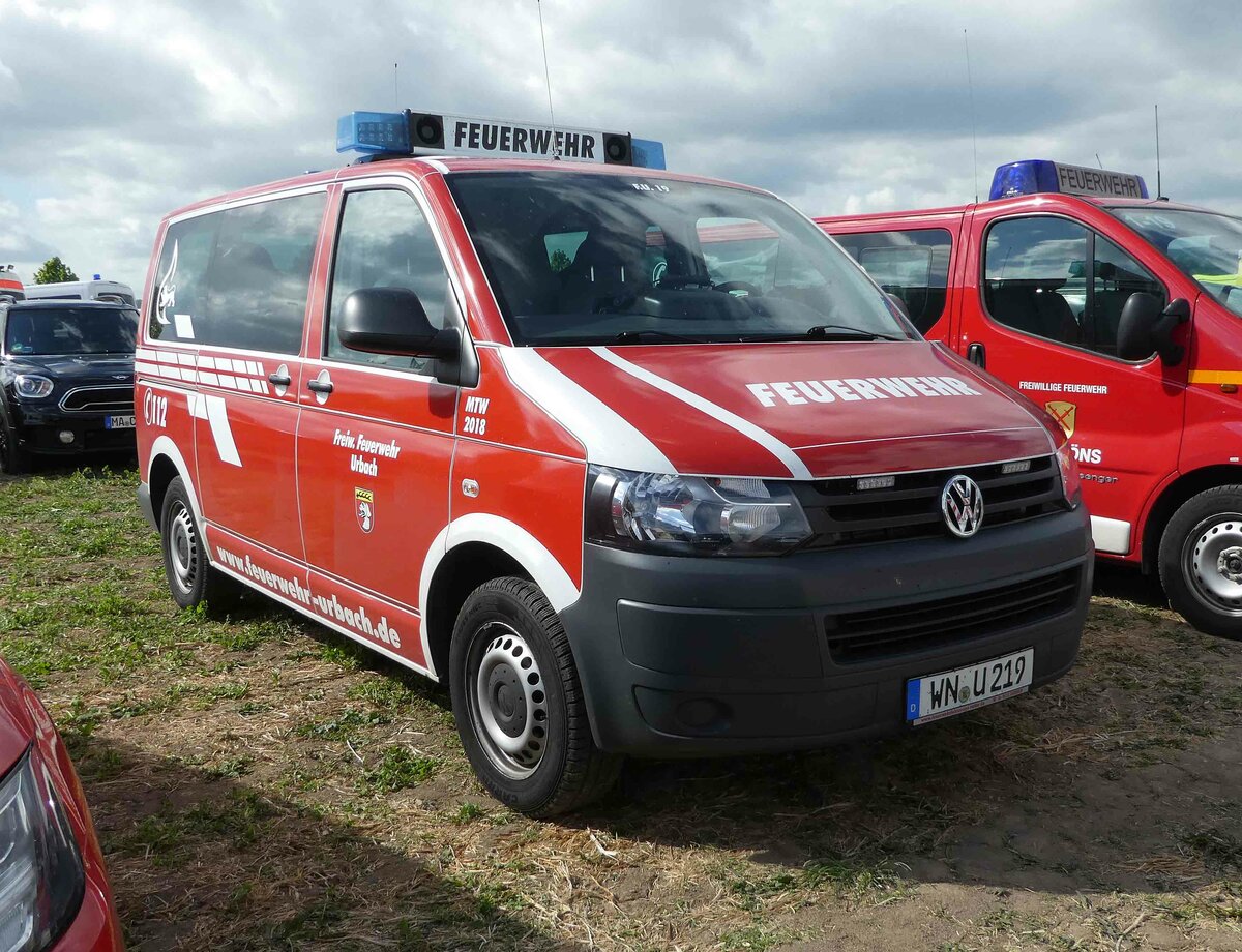 =VW T 6 als MTW der Feuerwehr URBACH, abgestellt auf dem Parkplatz der RettMobil im Mai 2022