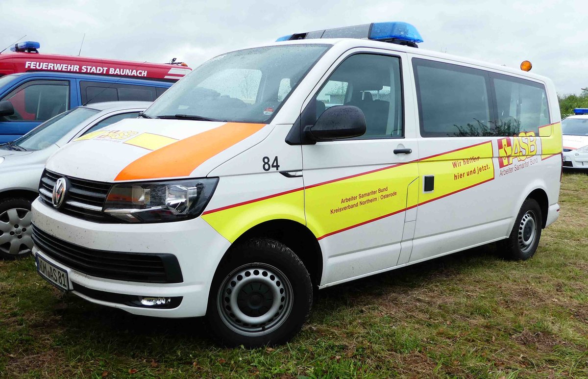 =VW T 6 vom ASB KV NORTHEIM, gesehen auf dem Parkplatz bei der RettMobil 2017 in Fulda - Mai 2017