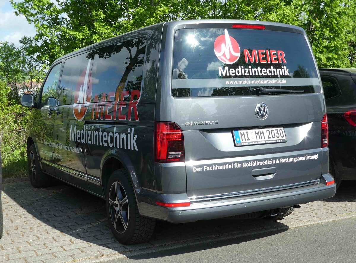=VW T 6 der Firma MEIER-Medizintechnik, abgestellt auf dem Parkplatz der RettMobil im Mai 2022