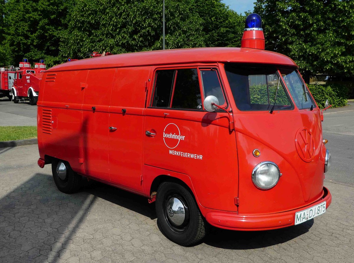 =VW T1 als ehemaliges Feuerwehrfahrzeug der Firma Boehringer, ausgestellt beim  Roten Sommer  2018 in Fulda. Die zweitägige Veranstaltung  Roter Sommer  erinnert an die Bedeutung der vielen Hilfsorganisationen. Mai 2018