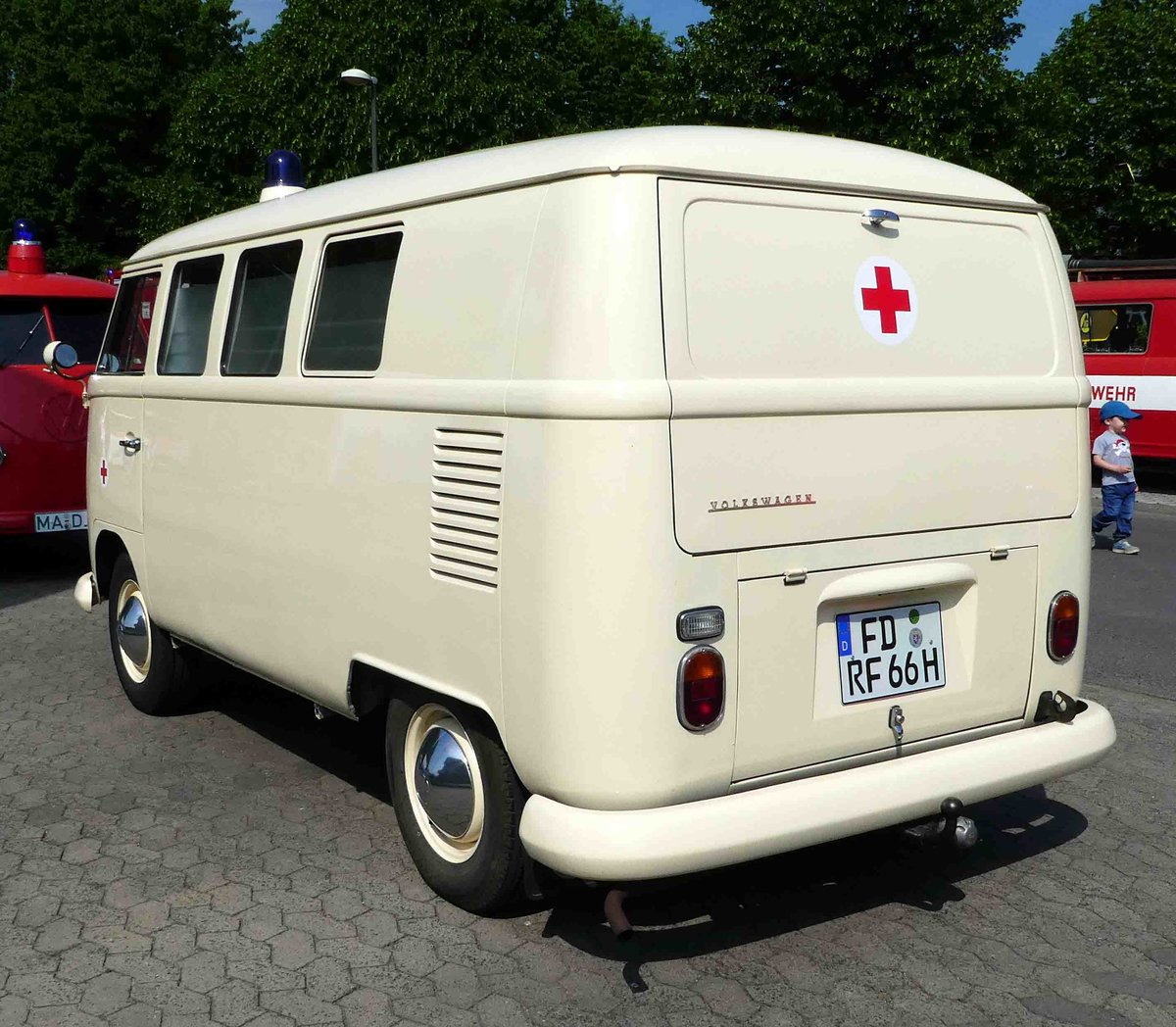 =VW T1 als Oldie des DRK ausgestellt beim  Roten Sommer  2018 in Fulda. Die zweitägige Veranstaltung  Roter Sommer  erinnert an die Bedeutung der vielen Hilfsorganisationen. Mai 2018
