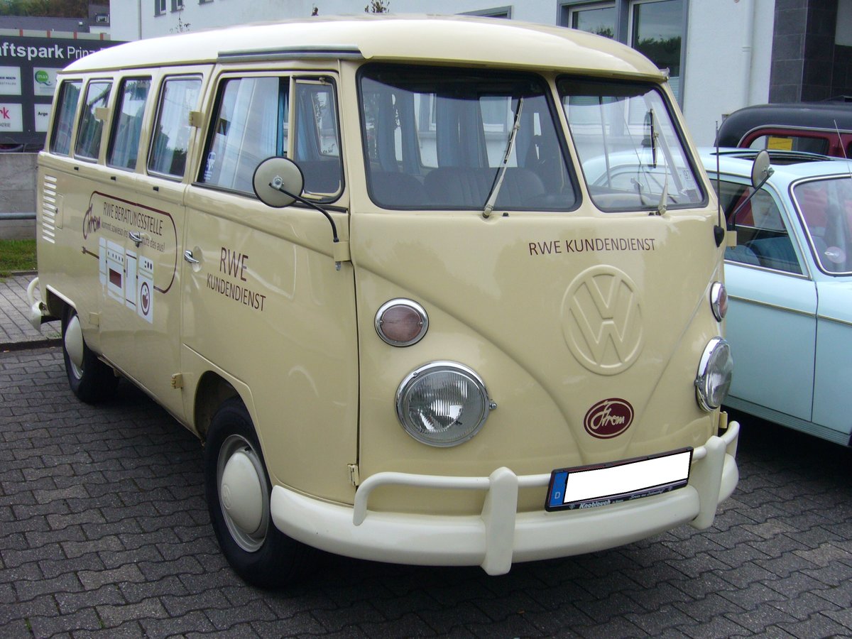 VW T1 Bus von 1967 mit Exportstoßstangen. Dieser T1 Bus ist mit einer Werbebeschriftung des Energielieferanten RWE versehen. Prinz-Friedrich Oldtimertreffen am 11.09.2016.