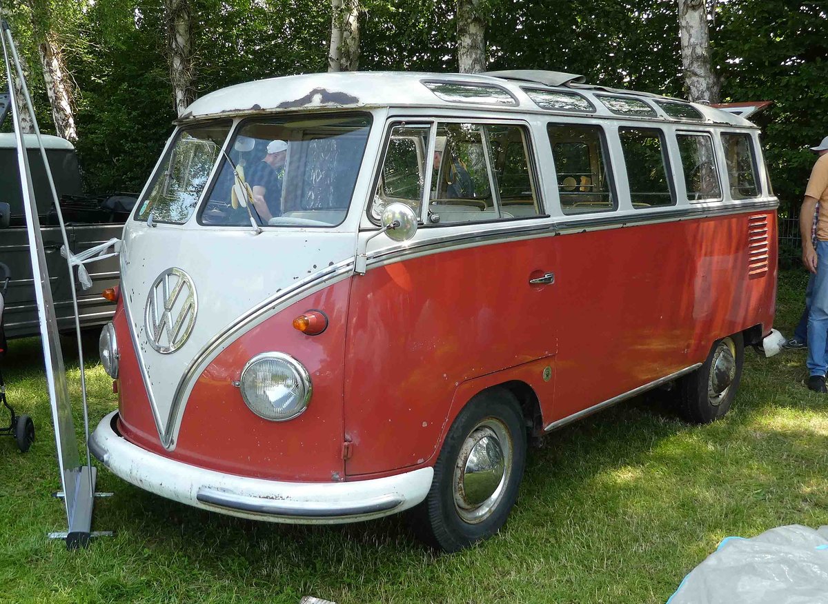 =VW T1  Samba  steht auf dem Ausstellungsgelände in Bad Camberg anl. LOTTERMANN-Bullitreffen im Juni 2019