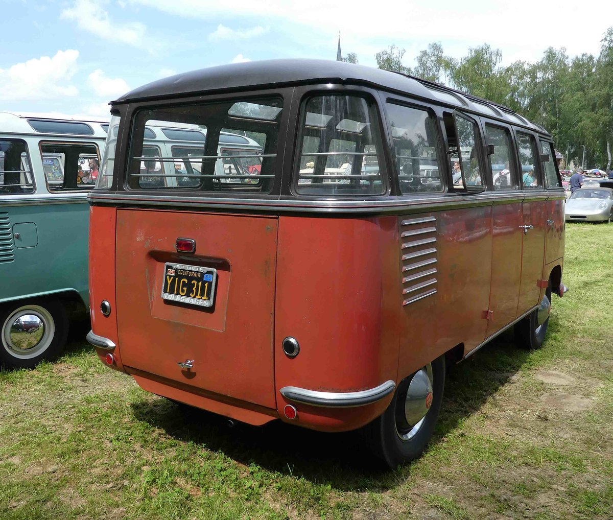 =VW T1  Samba  steht auf dem Ausstellungsgelände in Bad Camberg anl. LOTTERMANN-Bullitreffen im Juni 2019