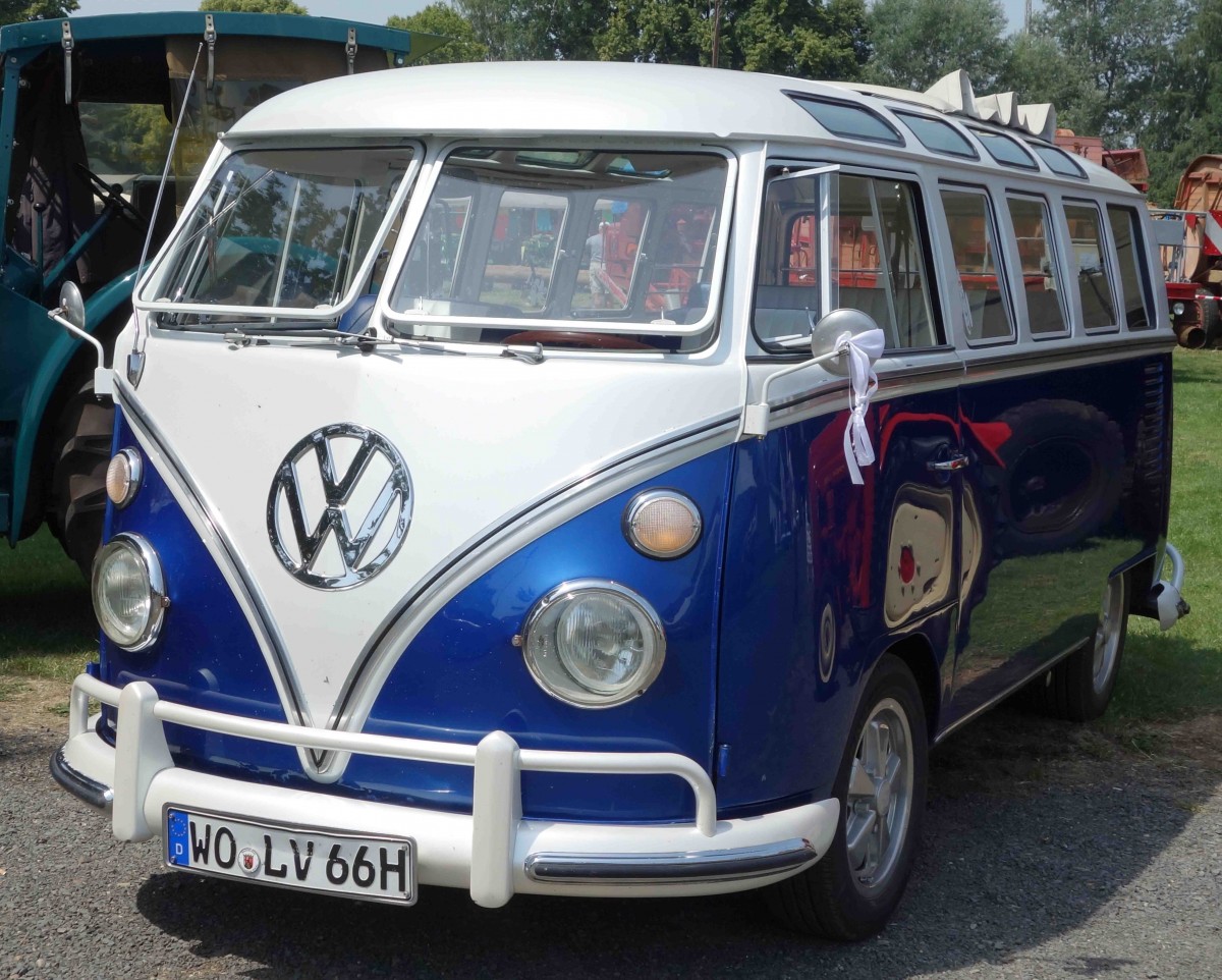 VW T1 Samba steht bei der Oldtimerausstellung in Gudensberg, Juli 2015