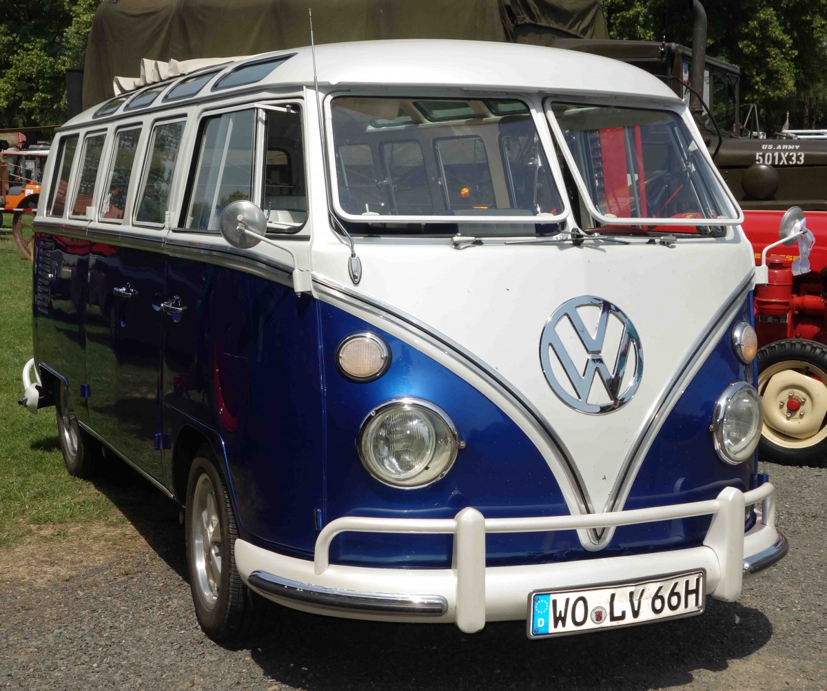 VW T1 Samba steht bei der Oldtimerausstellung in Gudensberg, Juli 2015