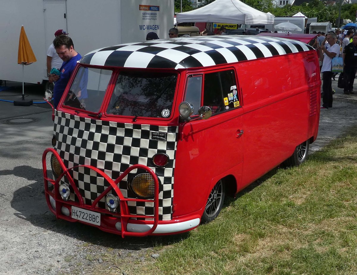 =VW T1 steht auf dem Ausstellungsgelände in Bad Camberg anl. LOTTERMANN-Bullitreffen im Juni 2019
