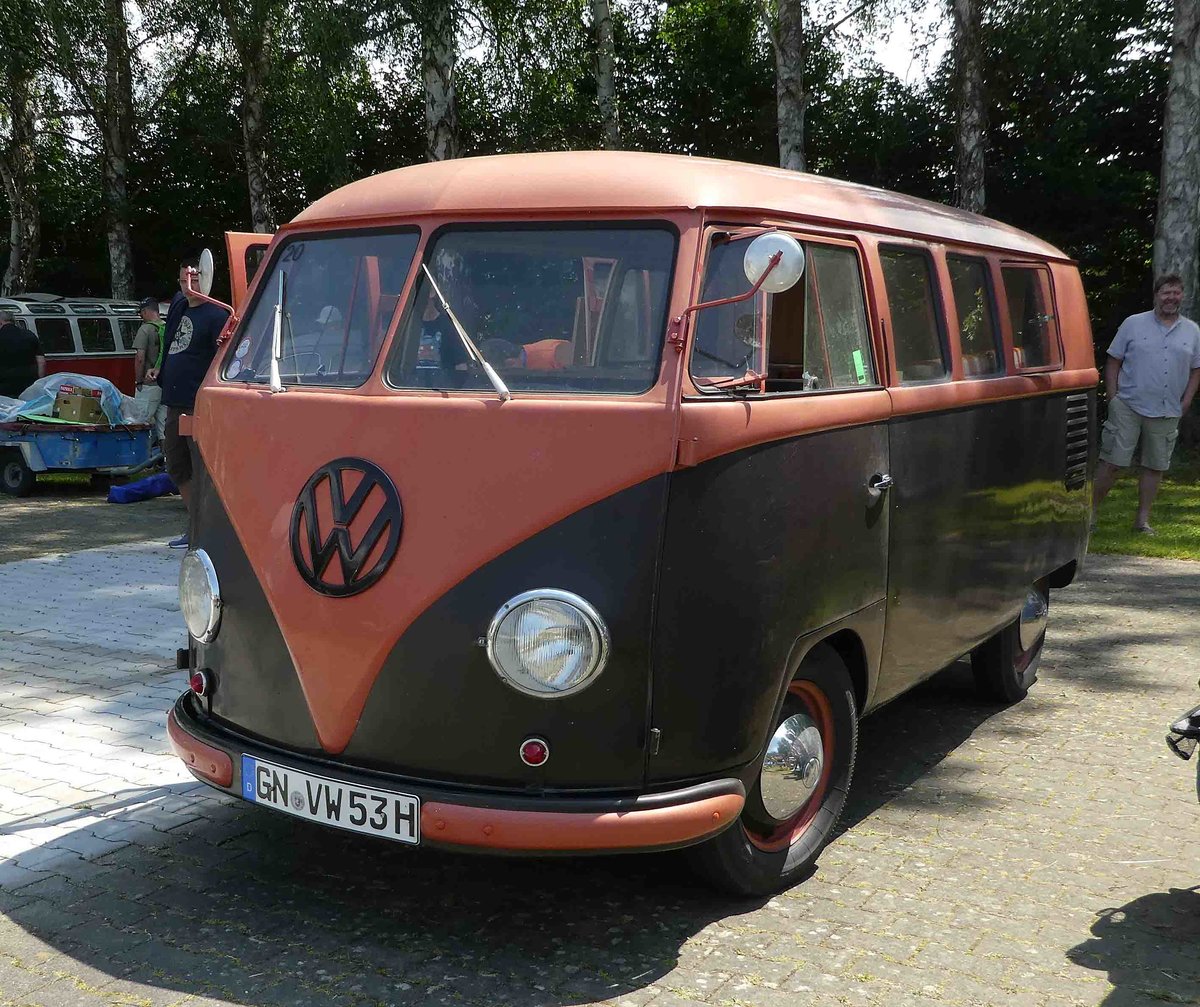 =VW T1 steht auf dem Ausstellungsgelände in Bad Camberg anl. LOTTERMANN-Bullitreffen im Juni 2019