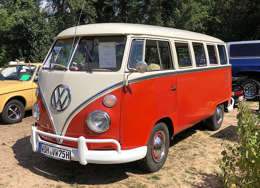 =VW T1 steht im August 2022 bei KULT-BLECH-KLASSIKER in Alsfeld