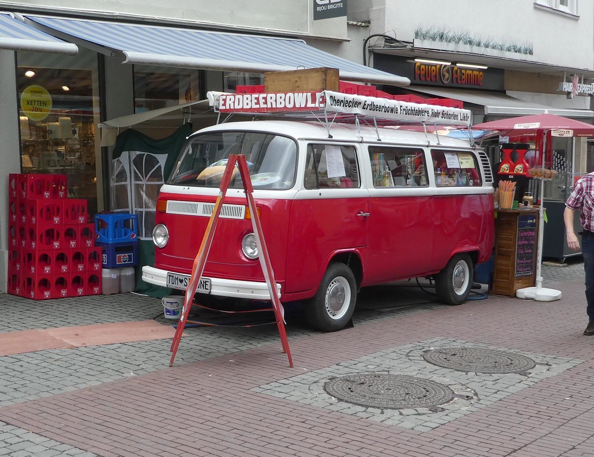 =VW T2 als Erdbeerbowleverkaufstand gesehen im Juni 2019 beim Hessentag in Bad Hersfeld