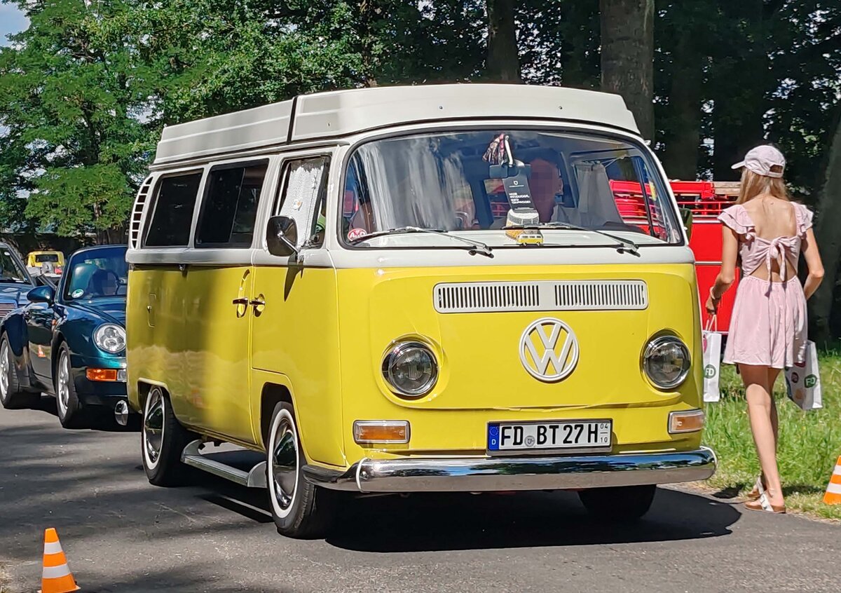 VW T2 auf dem Weg zur Oldtimerausstellung bei Schloss Fasanerie, 06-2025