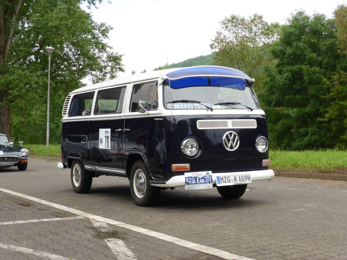 VW T2 (Baujahr 1972) bei der Internationalen Saar-Lor-Lux Classique. Start zum zweiten Tag am 28.05.2016 in Trier.