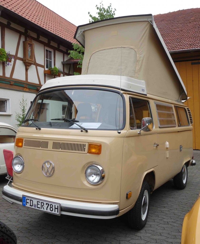 VW T2-Campingbus, ausgestellt beim Ortsjubiläum 850 Jahre Hofaschenbach, Juli 2015