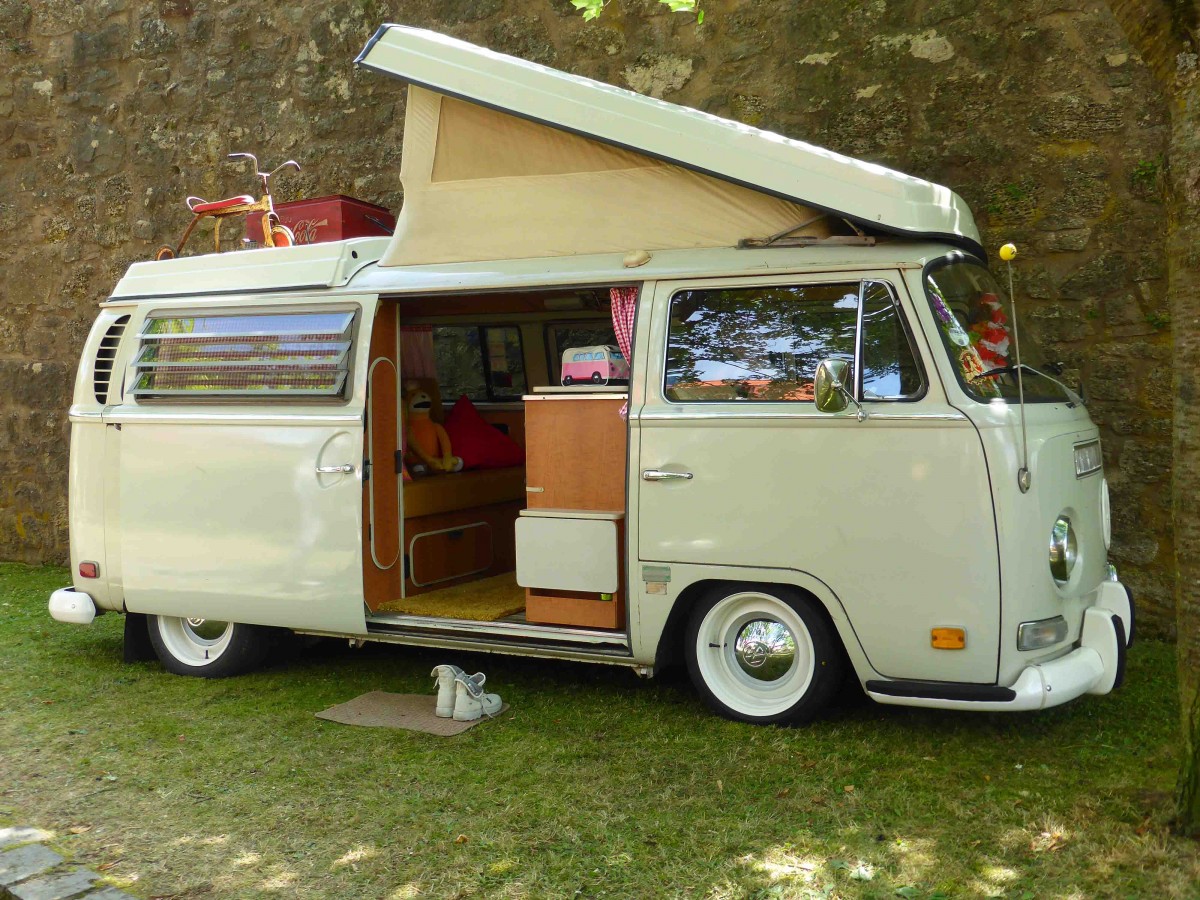 VW T2 mit aufstellbarem Zeltdach steht bei den Fladungen Classics 2014