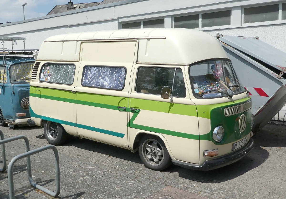 =VW T2 mit Hochdach steht auf dem Ausstellungsgelände in Bad Camberg anl. LOTTERMANN-Bullitreffen im Juni 2019