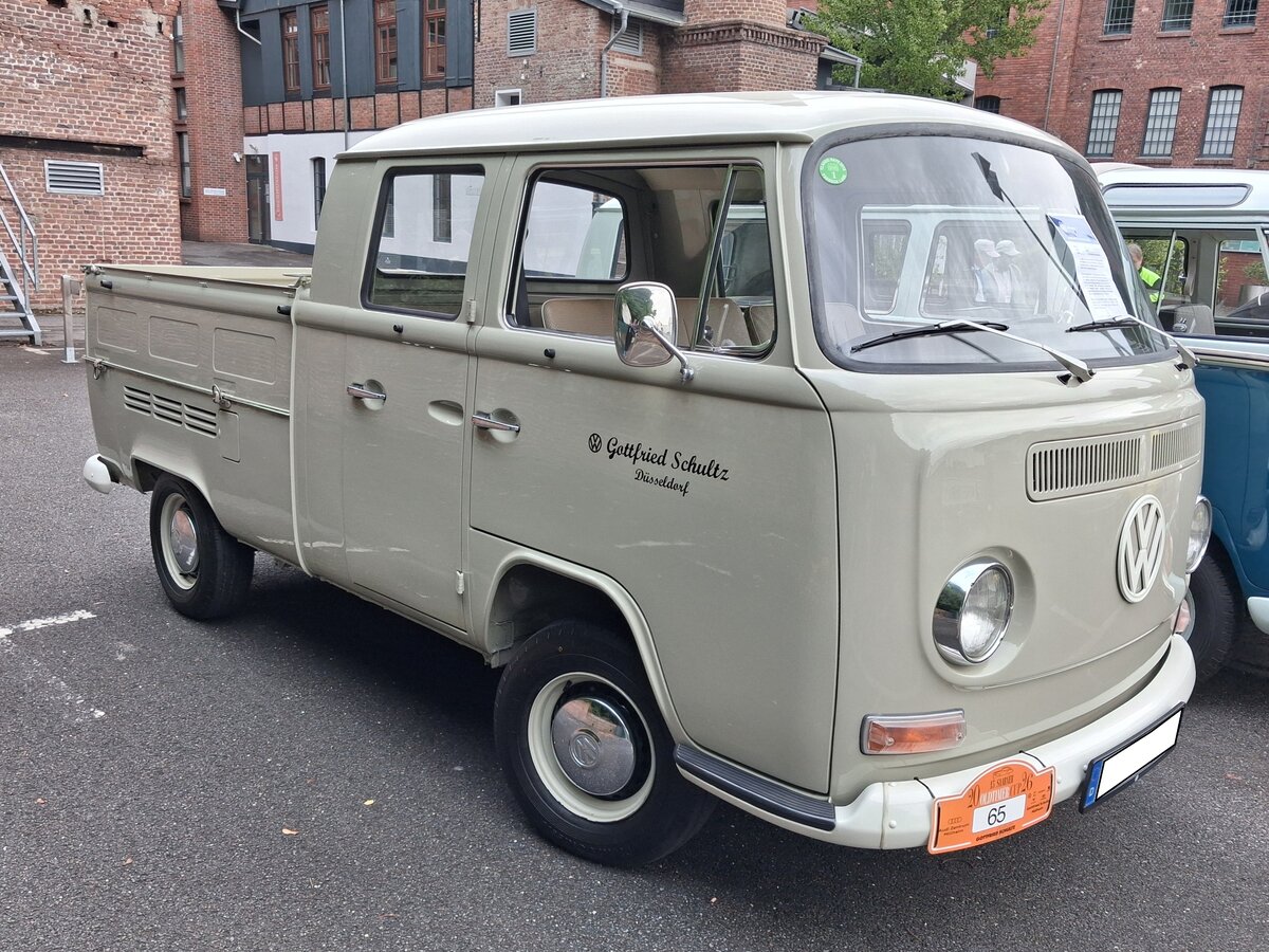 VW T2a Doppelkabine (Doka) Pritschenwagen aus dem Jahr 1967. Der T2 stand ab August 1967 bei den H�ndlern. Eine solche Doka kostete bei seiner Vorstellung mindestens DM 7475,00. Sollte die Ladefl�che noch durch eine Plane gesch�tzt werden, kamen noch einmal DM 280,00 dazu. Der im Heck verbaute, gebl�segek�hlte Vierzylinderboxermotor hat einen Hubraum von 1584 cm� und leistet 47 PS. Die gezeigte  Doka  d�rfte im Farbton L620 Savannenbeige lackiert sein. 13. Saarner Oldtimer-Cup am 30.08.2026 in M�lheim an der Ruhr/Saarn.