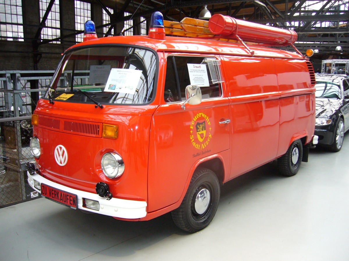VW T2b Kleintransporter aus dem Jahr 1977. Dieser Bulli gehörte einmal zur Feuerwehr der Stadt Alzey. Er steht jetzt, mit erst 11.000 km auf dem Zähler, zum Verkauf. Classic Remise Düsseldorf am 29.12.2013.