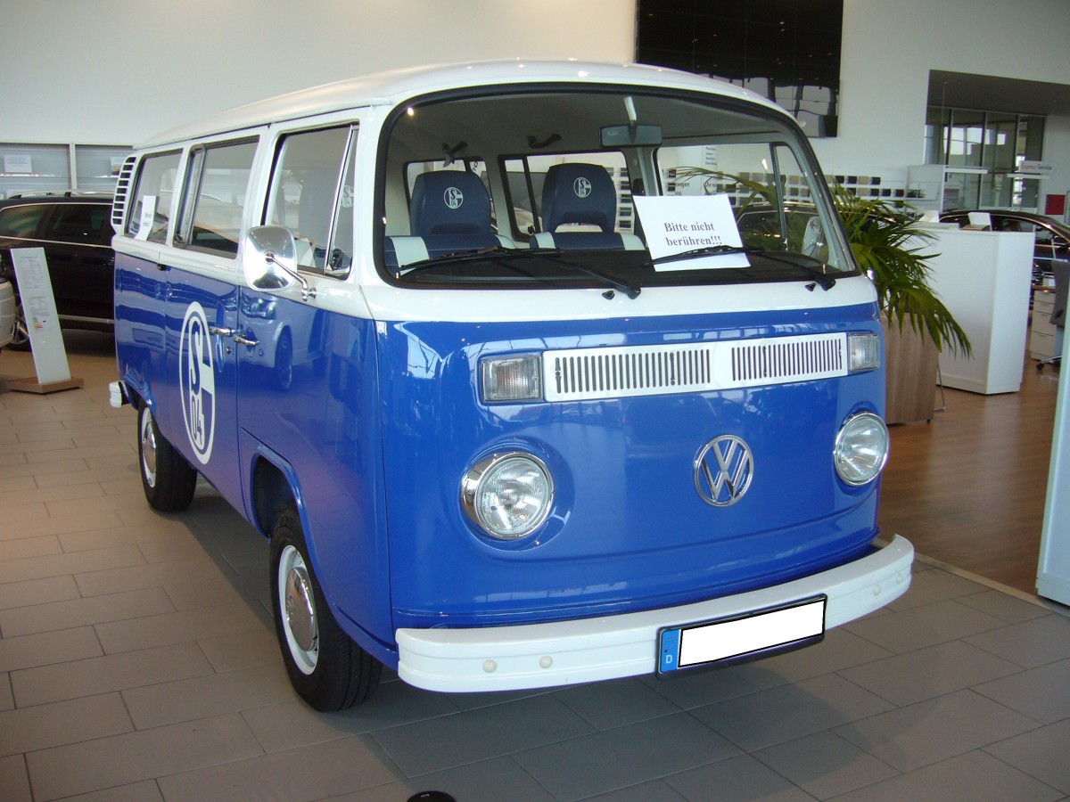 VW T2b Kombi. 1973 - 1979. Dieser Bus, in den Farben des Bundesligisten Schalke 04, steht als Eyecatcher im Showroom eines Essener Volkswagenhändlers. Der Boxermotor leistet 68 PS aus 1.795 cm³ Hubraum. 01.12.2013.