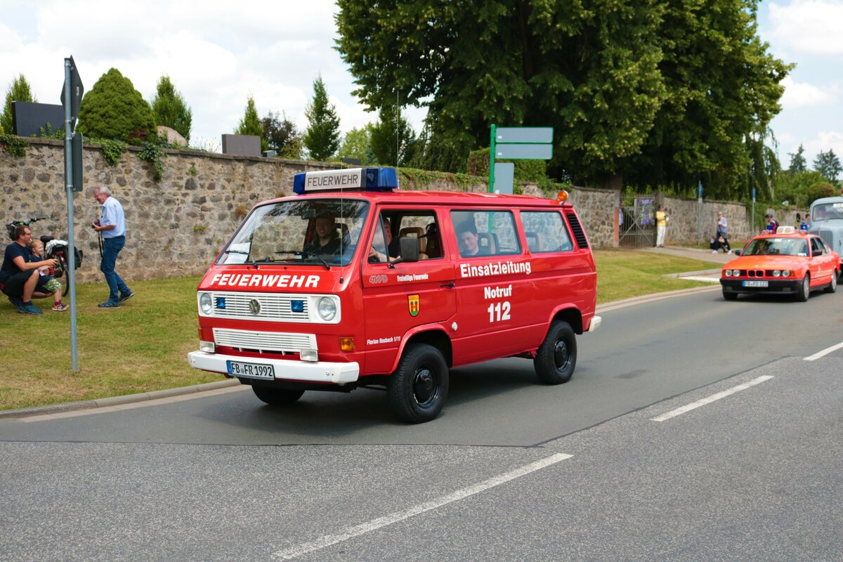 VW T3 Feuerwehrfahrzeug am 04.07.21 bei einer Oldtimer Parade zum Jubiläum 75 Jahre Kreisfeuerwehrverband Gießen in Lich (Hessen)