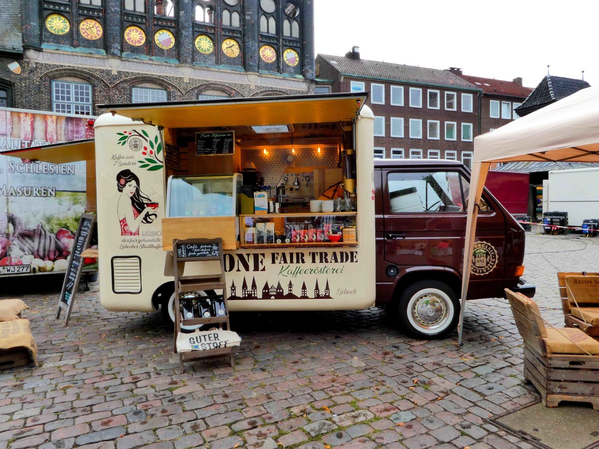 =VW T3 einer Kaffeerösterei steht in Lübeck auf dem Marktplatz im September 2018