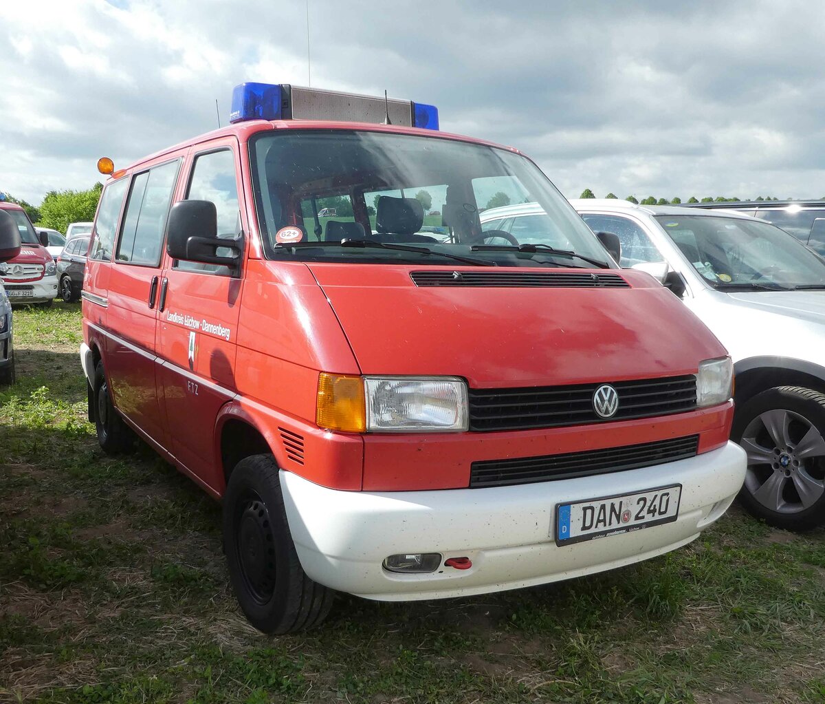 =VW T4 als Feuerwehrfahrzeug vom Landkreis LÜCHOW-DANNENBERG steht auf dem Parkplatz der RettMobil im Mai 2022
