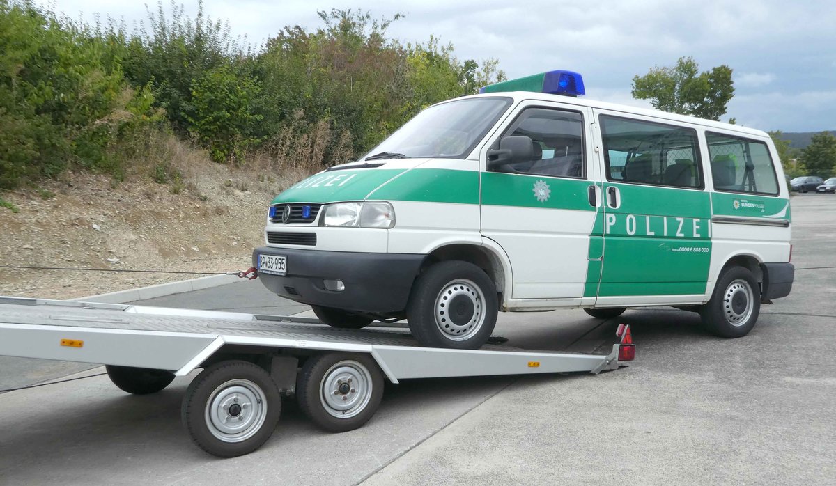 =VW T4 der Bundespolizei wird auf den Bergeanhänger gezogen, präsentiert beim Tag der offenen Tür anl. 60 Jahre Bundespolizei Standort Hünfeld im September 2019