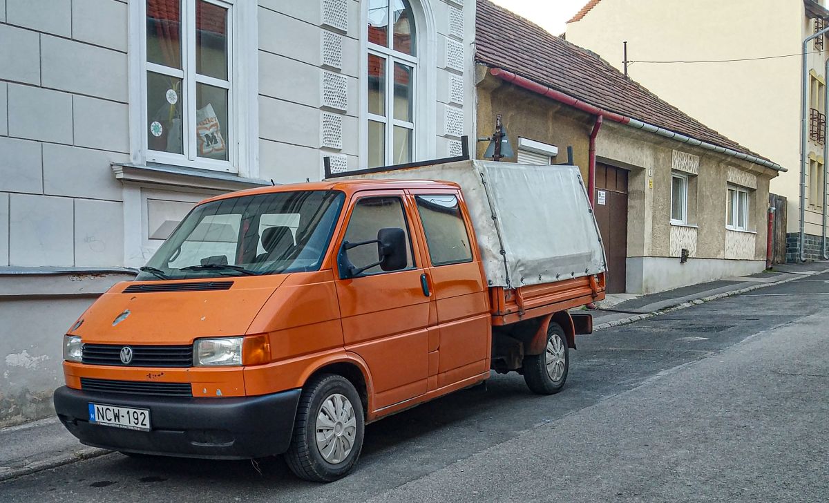 VW T4 Doppelkabine in der Farbe  leucht orange , fotografiert in 03.2021.