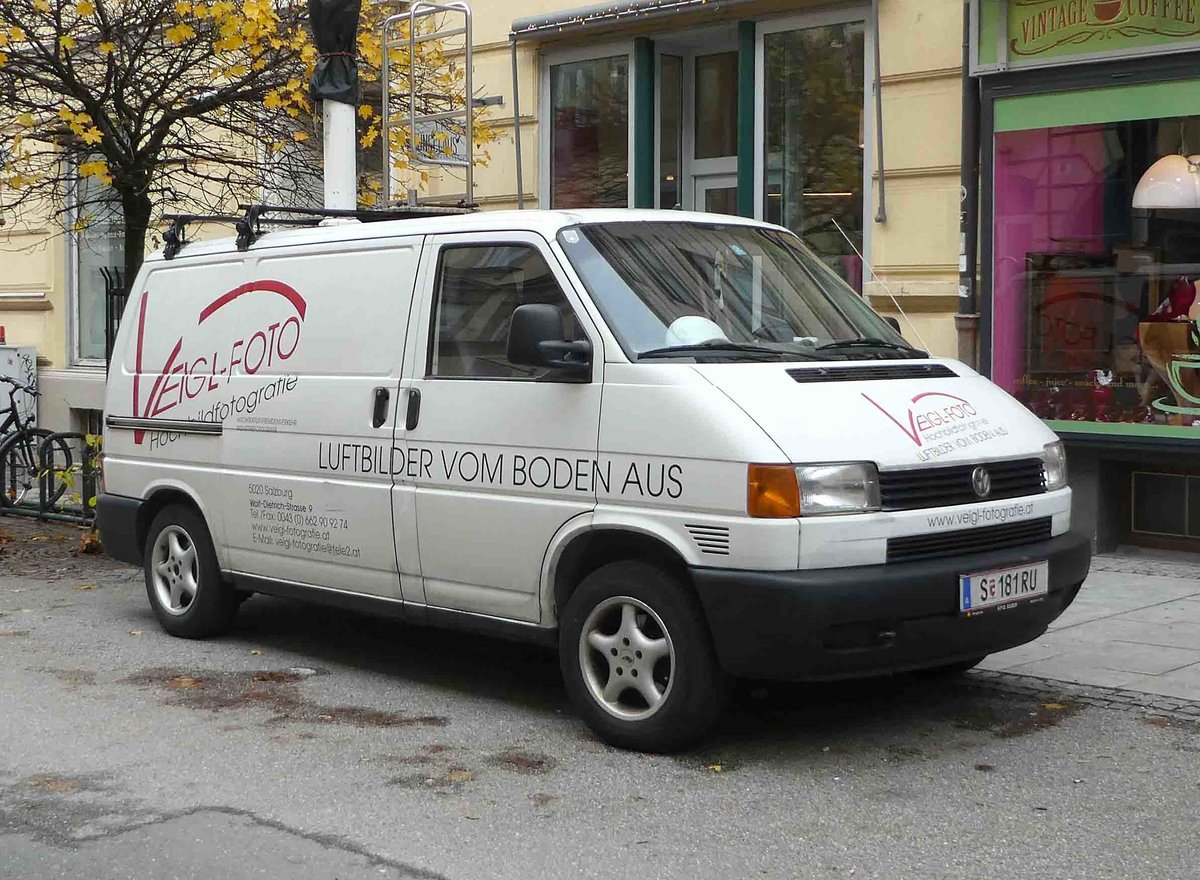 =VW T4 von VEIGL-Foto steht im Dezember 2018 in Salzburg