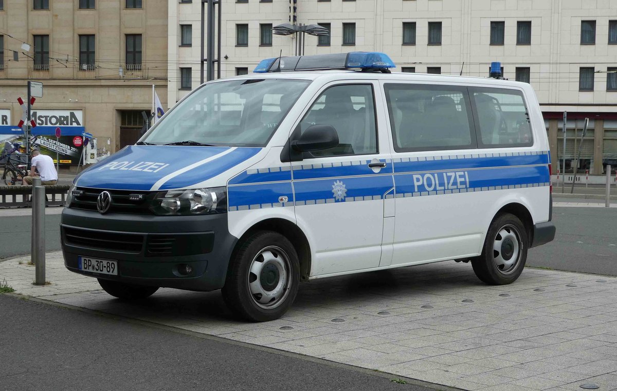 =VW T5 als Dienstfahrzeug der Bundespolizei steht im Juli 2016 am HBF Leipzig