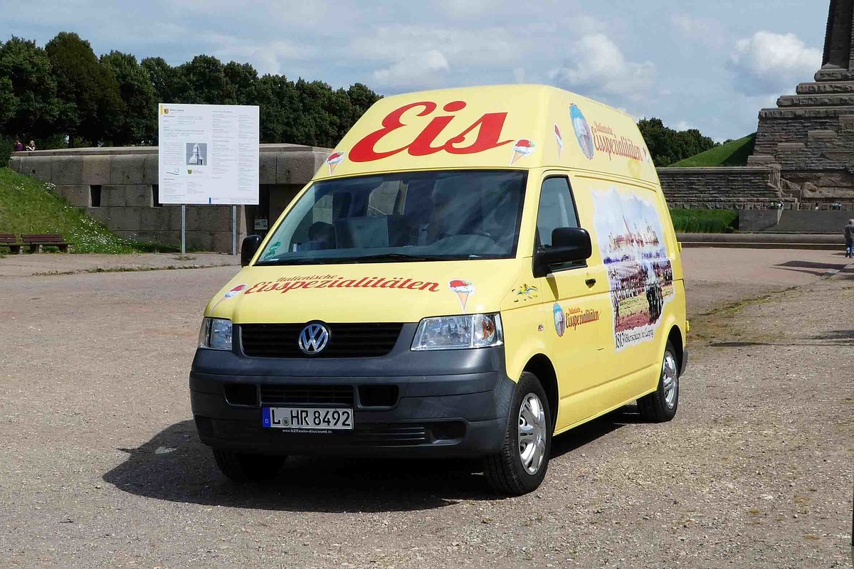 =VW T5 als  Eisauto  steht am Völkerschlachtdenkmal in Leipzig