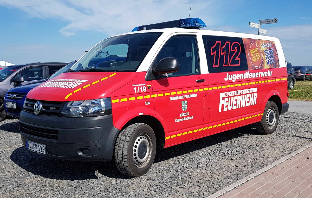 =VW T5 als Feuerwehrfahrzeug der Feuerwehr KÜNZELL-BACHRAIN, eingesetzt beim Bürgerfest  200 Jahre Landkreis Fulda  auf dem Gelände von Schloß Fasanerie im Juni 2022