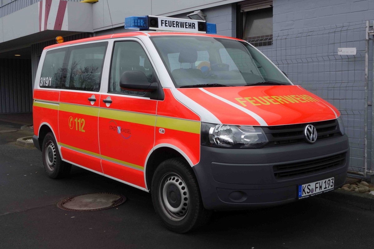 VW T5 als Feuerwehrfahrzeug der Stadt Kassel steht auf dem Kasseler Messegelände, März 2014