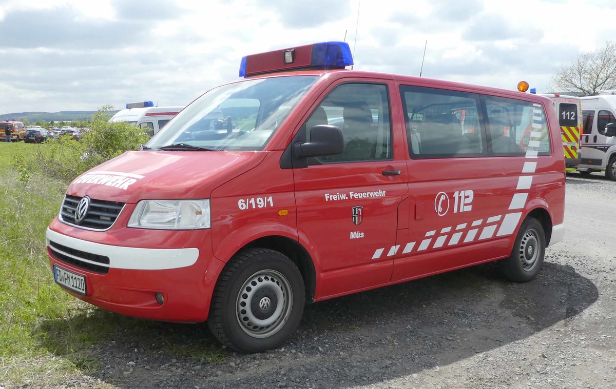 =VW T5 als MTW der Feuerwehr MÜS, abgestellt auf dem Besucherparkplatz der Rettmobil 2019 in Fulda, 05-2019
