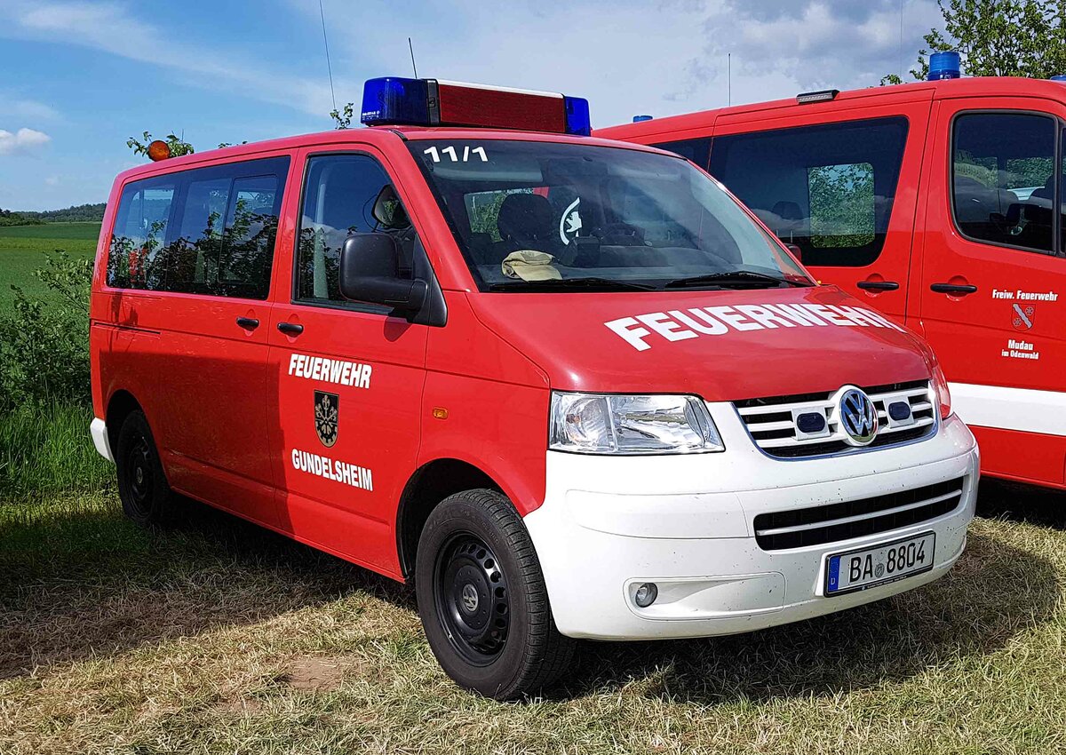 =VW T5 als MZF der Feuerwehr GUNDELSHEIM steht im Mai 2022 auf dem Parkgelände der RettMobil
