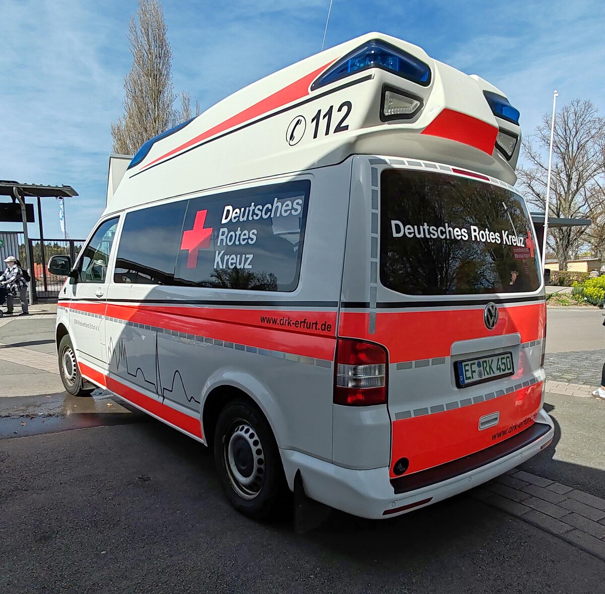 =VW T5 als RTW des DRK Erfurt steht im April 2026 im EGA-Park in Erfurt