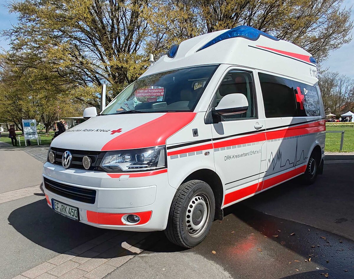 =VW T5 als RTW des DRK Erfurt steht im April 2026 im EGA-Park in Erfurt