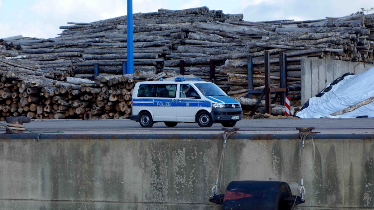 VW T5 der Bundespolizei unterwegs im Hafengebiet von Wismar, August 2014