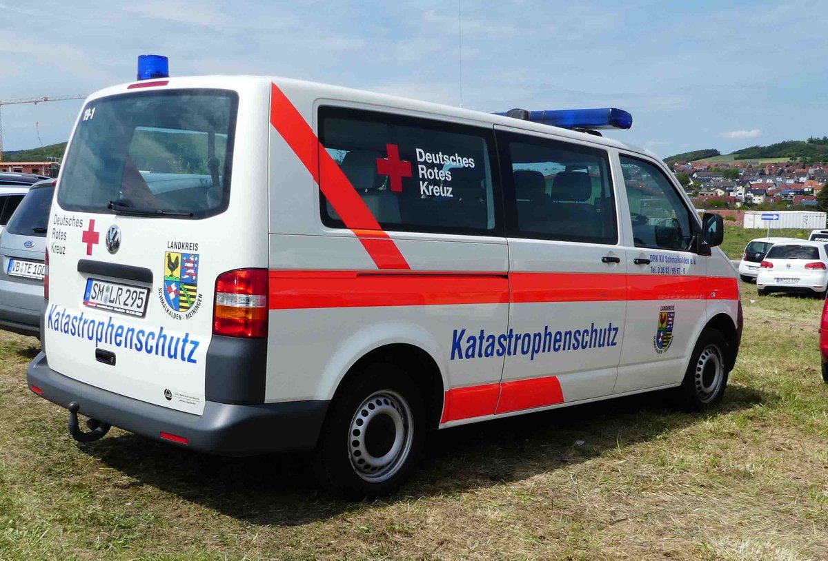 =VW T5 des DRK KV SCHMALKALDEN, gesehen auf dem Parkplatz der RettMobil 2017 in Fulda, Mai 2017